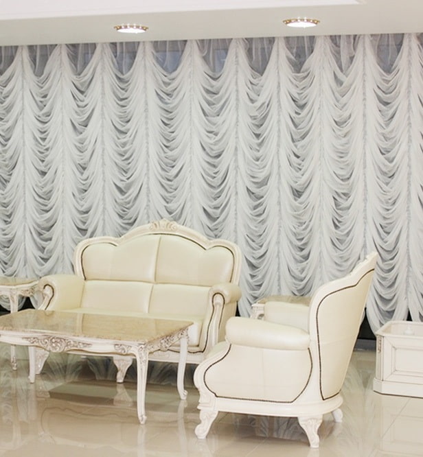 witte luifelgordijnen in het interieur