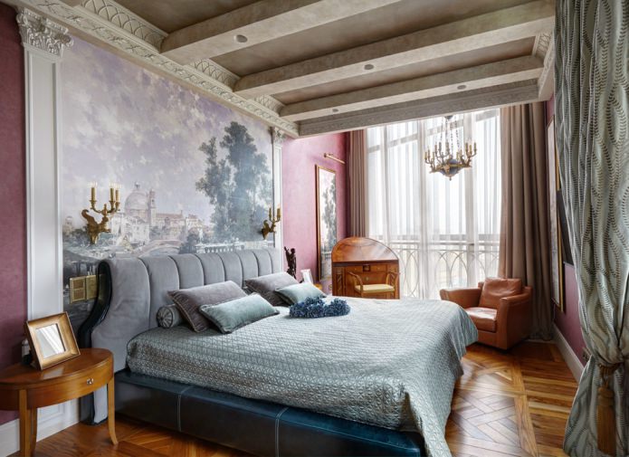 de muur aan het hoofdeinde van een bed in een klassieke slaapkamer is versierd met een schildering op vliesstof