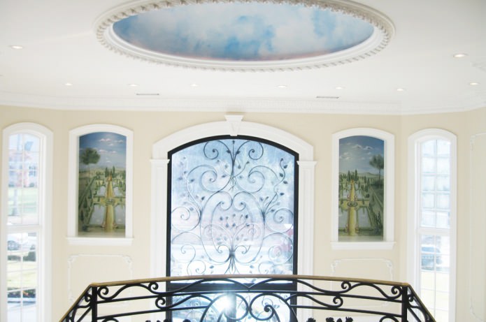 fresco met afbeelding van de lucht aan het plafond