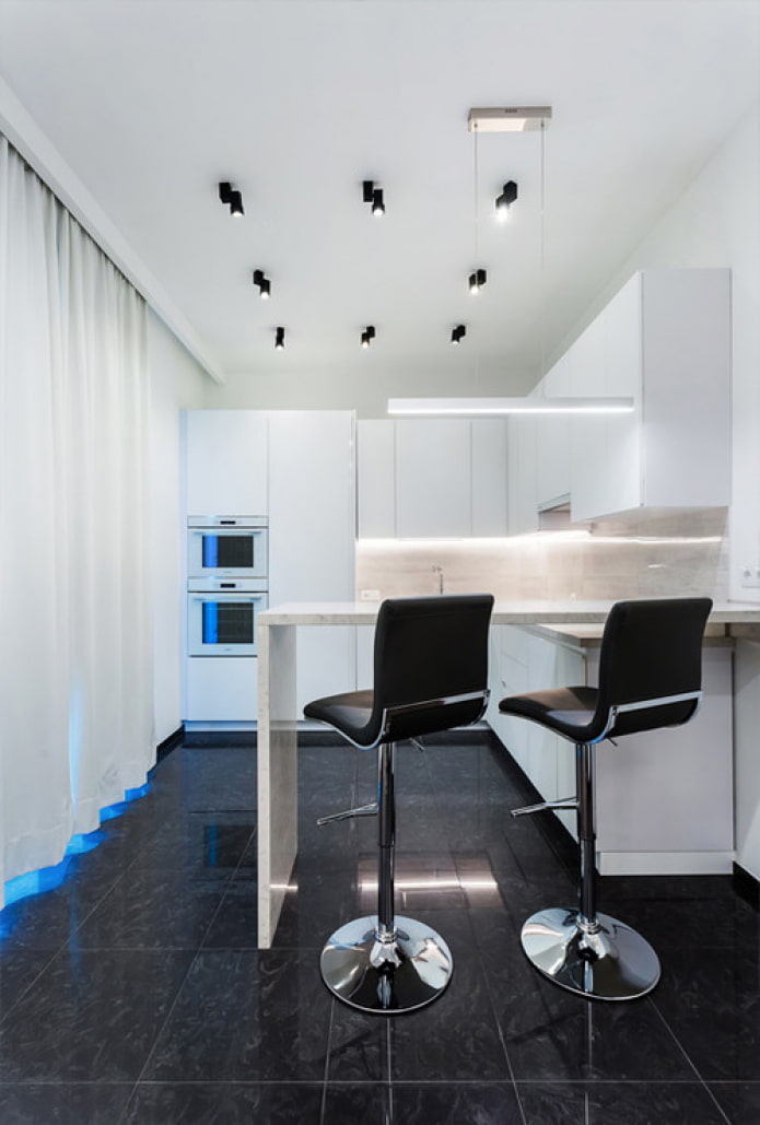 witte keuken met bar