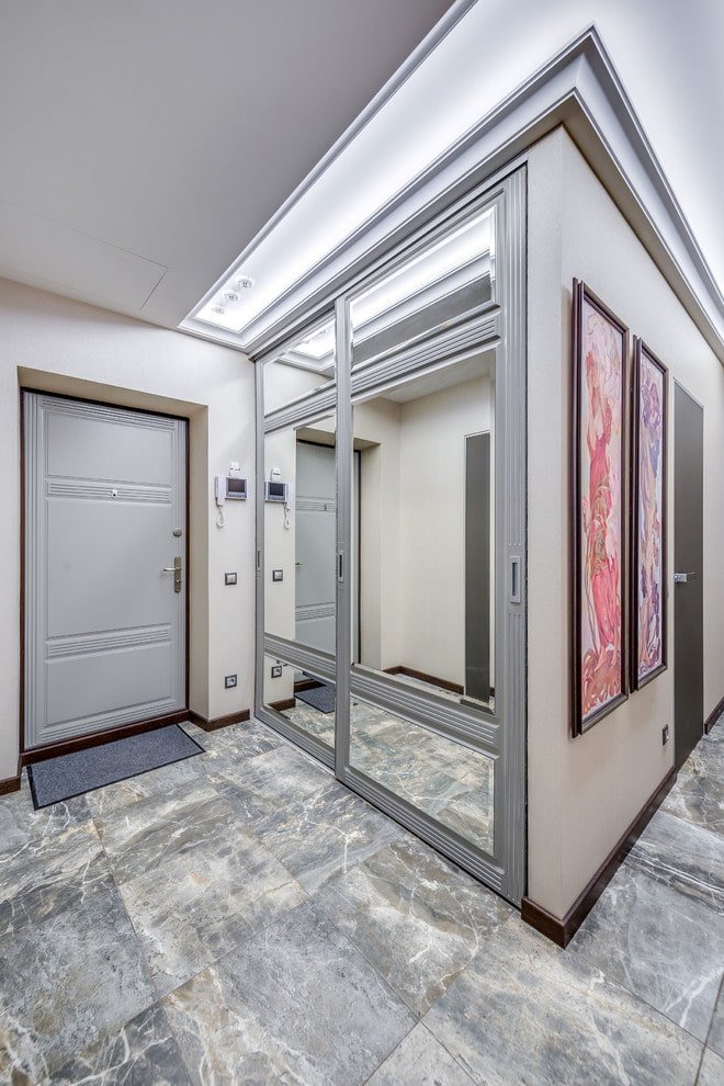 ingebouwde kleedkamer in het interieur van de gang