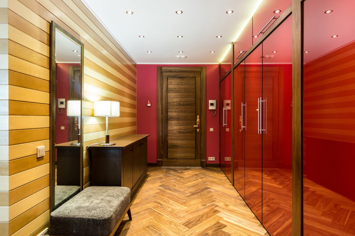 kledingkast langs de muur in het interieur van de hal