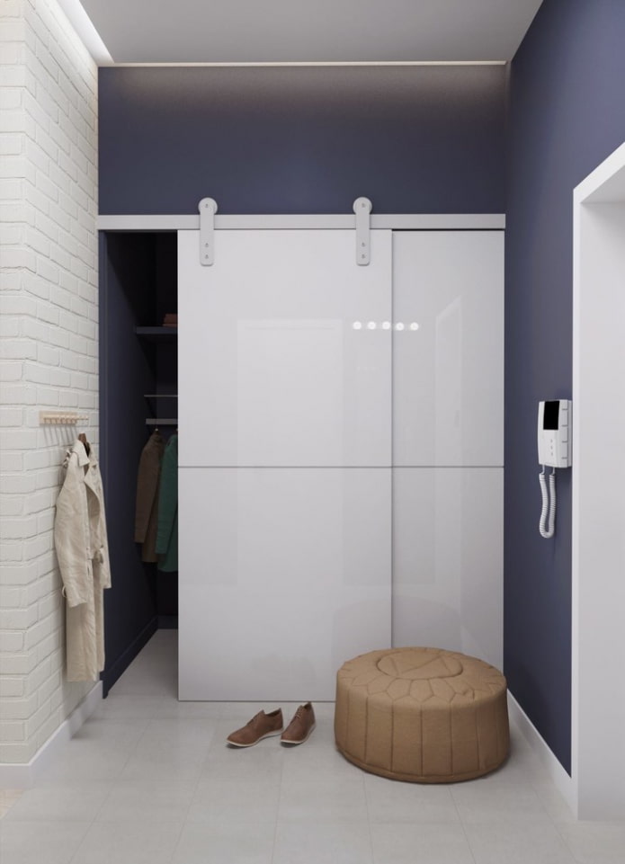 ingebouwde kleedkamer in het interieur van de gang