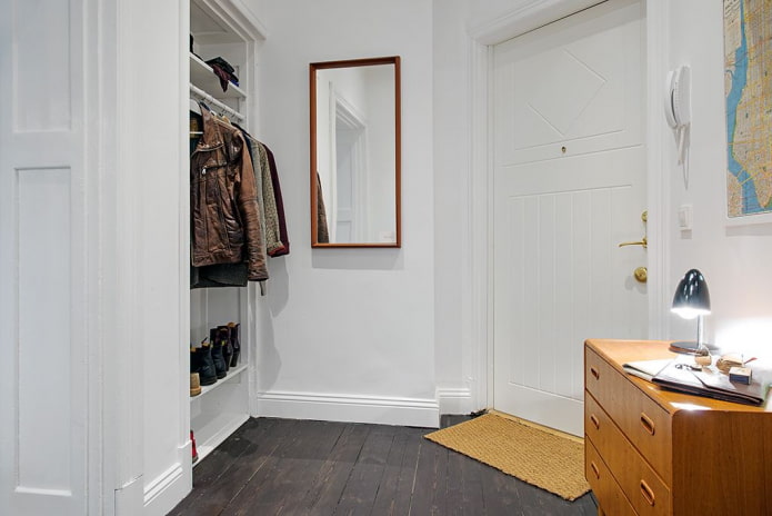 open kleedkamer in het interieur van de hal