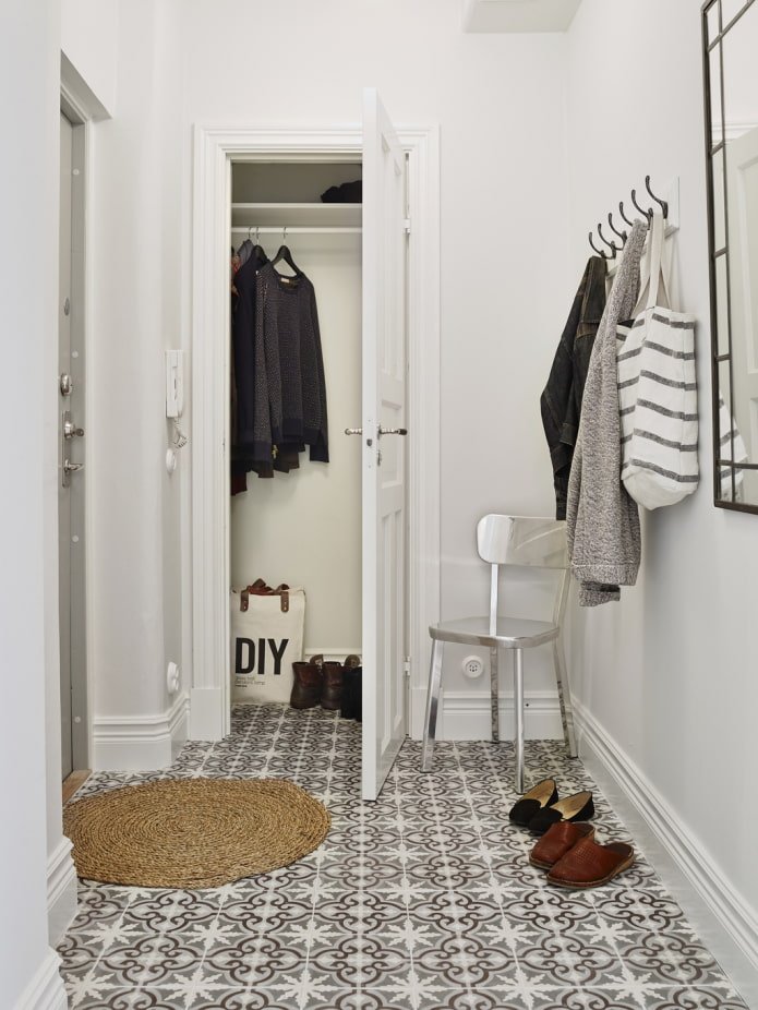 gesloten kleedkamer in het interieur van de gang