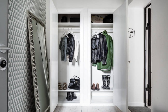 ingebouwde kleedkamer in het interieur van de gang