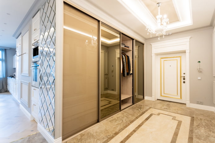 kledingkast langs de muur in het interieur van de hal