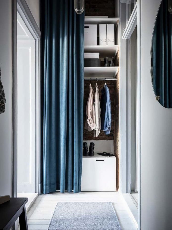 kledingkast in het interieur van een kleine hal