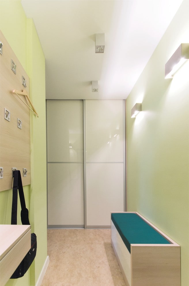 gesloten kleedkamer in het interieur van de gang