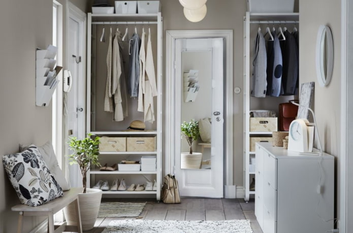 open kleedkamer in het interieur van de hal