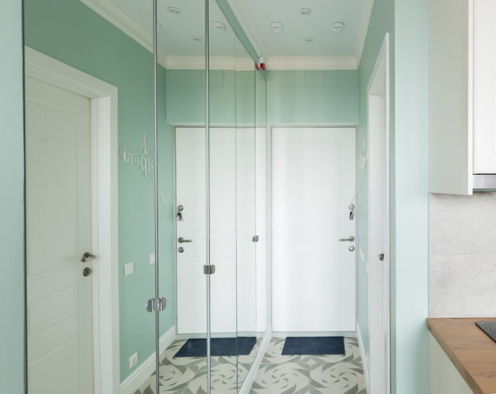 kledingkast in het interieur van een kleine gang