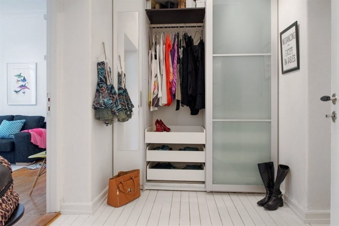 kledingkast in het interieur van een kleine gang