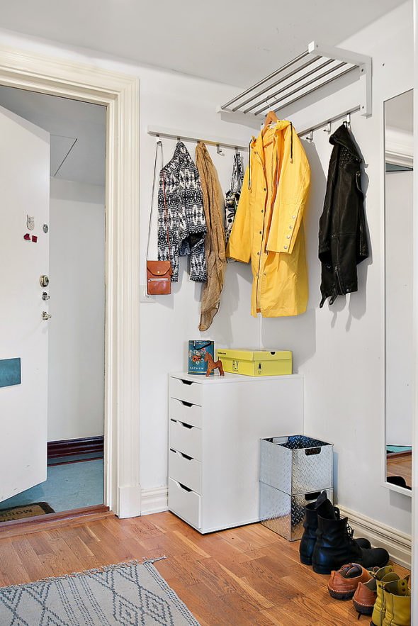 kledingkast in het interieur van een kleine hal