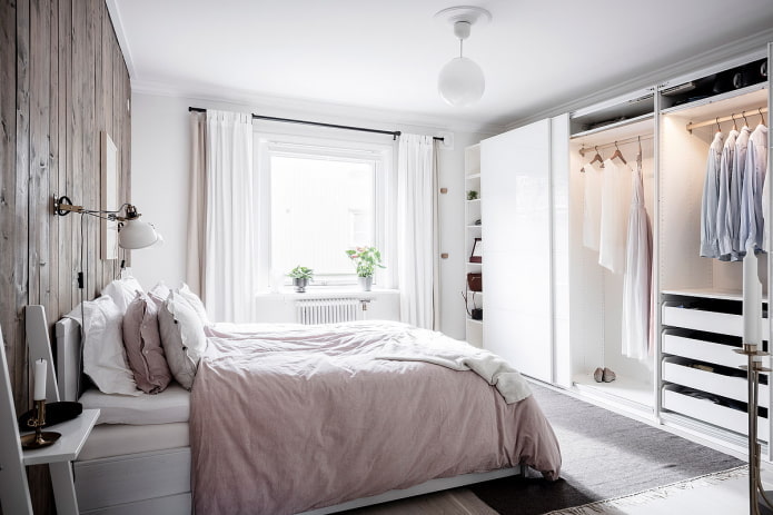 kledingkast in het slaapkamerinterieur