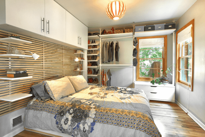 open kledingkast in het slaapkamerinterieur