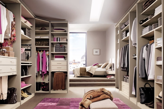 doorloopkleedkamer in het interieur van de slaapkamer