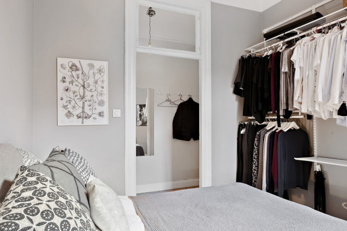 open kledingkast in het slaapkamerinterieur