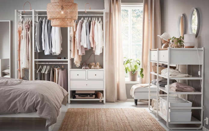 open kledingkast in het slaapkamerinterieur