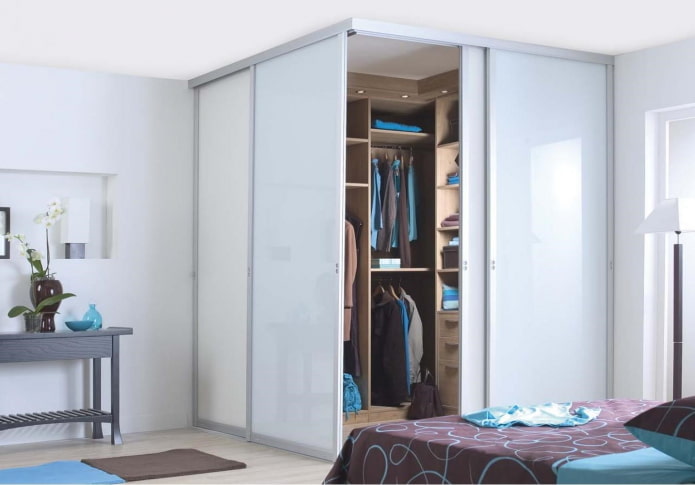 hoekkast in het interieur van de slaapkamer