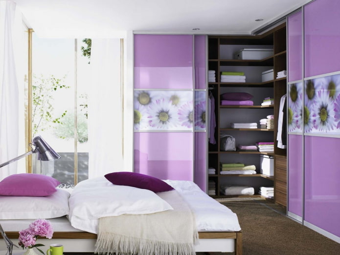 hoekkleedkamer in het interieur van de slaapkamer