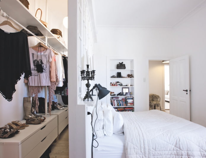 kleedkamer achter het bed in het slaapkamerinterieur