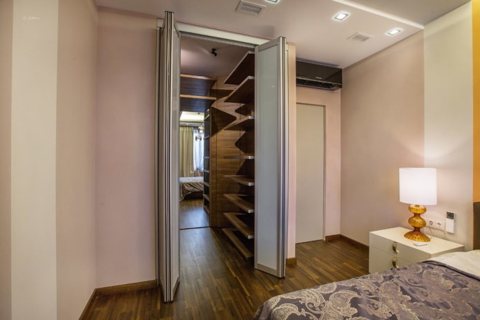 kleedkamer in een nis in het slaapkamerinterieur