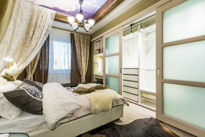 kleedkamer in het interieur van een kleine slaapkamer