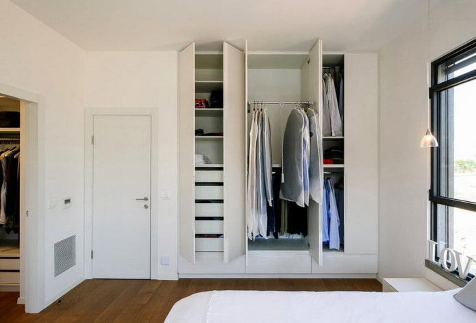 het vullen van de kledingkast in het slaapkamerinterieur