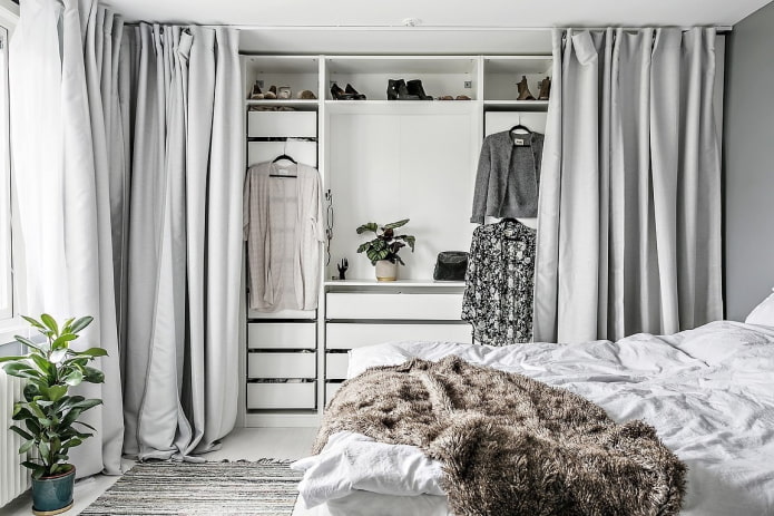 het vullen van de kledingkast in het interieur van de slaapkamer