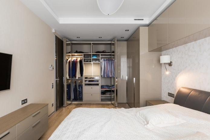 kledingkast in het slaapkamerinterieur