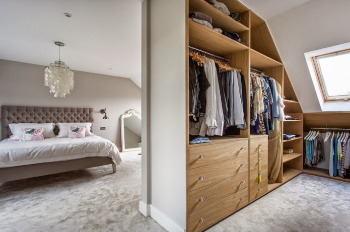 het vullen van de kledingkast in het slaapkamerinterieur