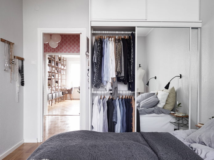 kleedkamer in het interieur van een kleine slaapkamer