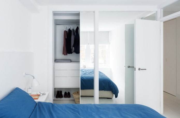 kleedkamer in het interieur van een kleine slaapkamer