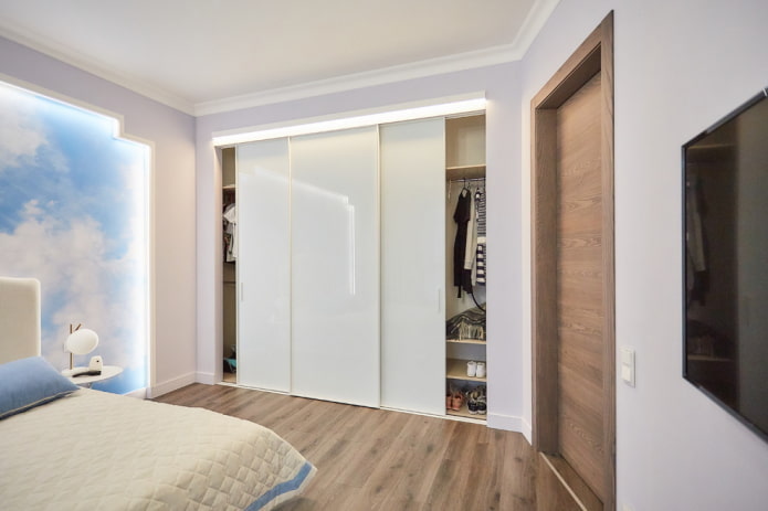 Inbouwkast in het interieur van de slaapkamer