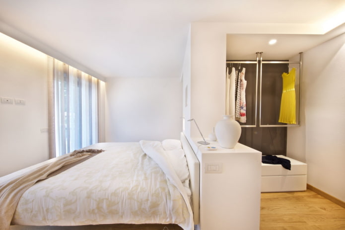 kleedkamerontwerp in het interieur van de slaapkamer