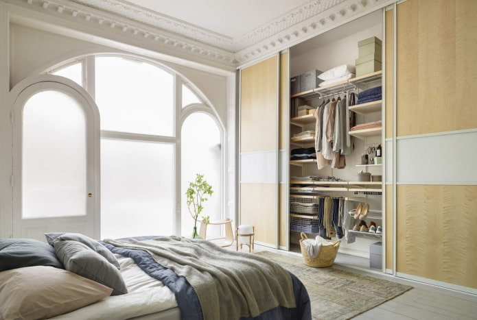 het vullen van de kledingkast in het slaapkamerinterieur