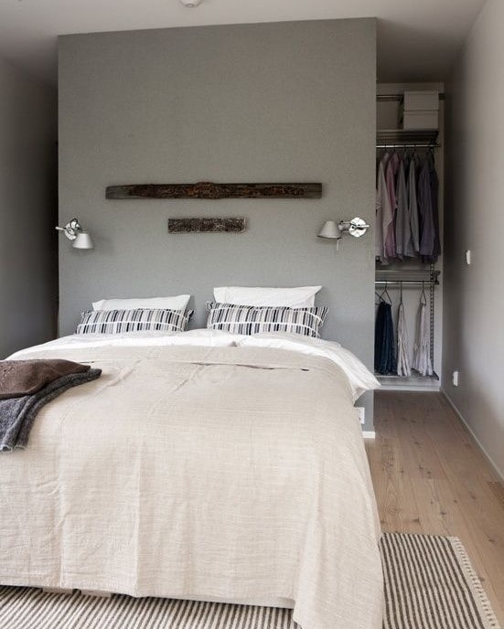 kleedkamer achter het bed in het slaapkamerinterieur