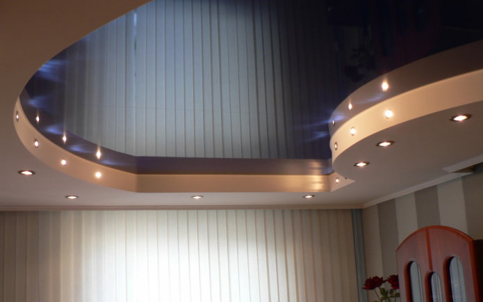 gipsplaatconstructie met twee niveaus en trekconstructie