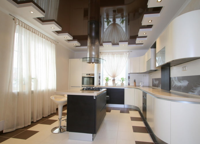 gipsplaatconstructie met een spanplafond in de keuken