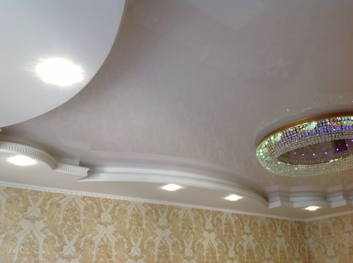 Gipsplaatconstructie met twee niveaus en spanconstructie