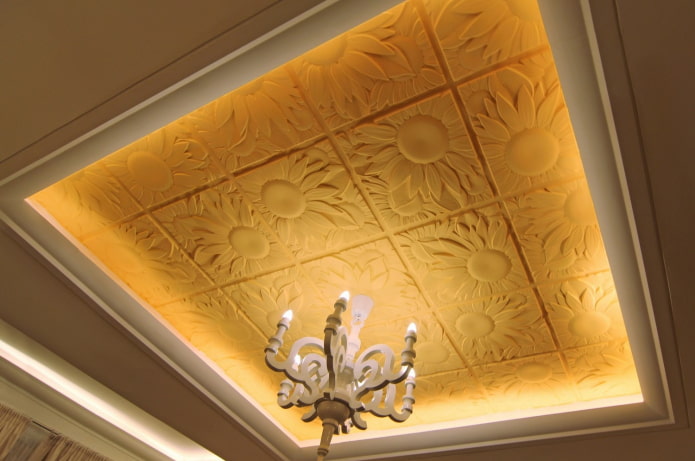 gipstegels aan het plafond in het interieur