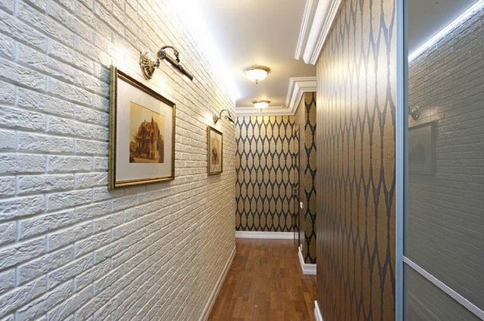 gipstegels op de muur in het interieur