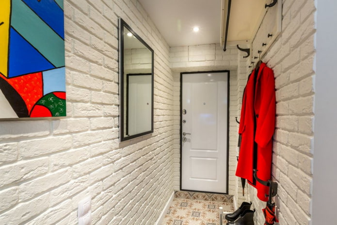 gipstegels in het interieur van de gang