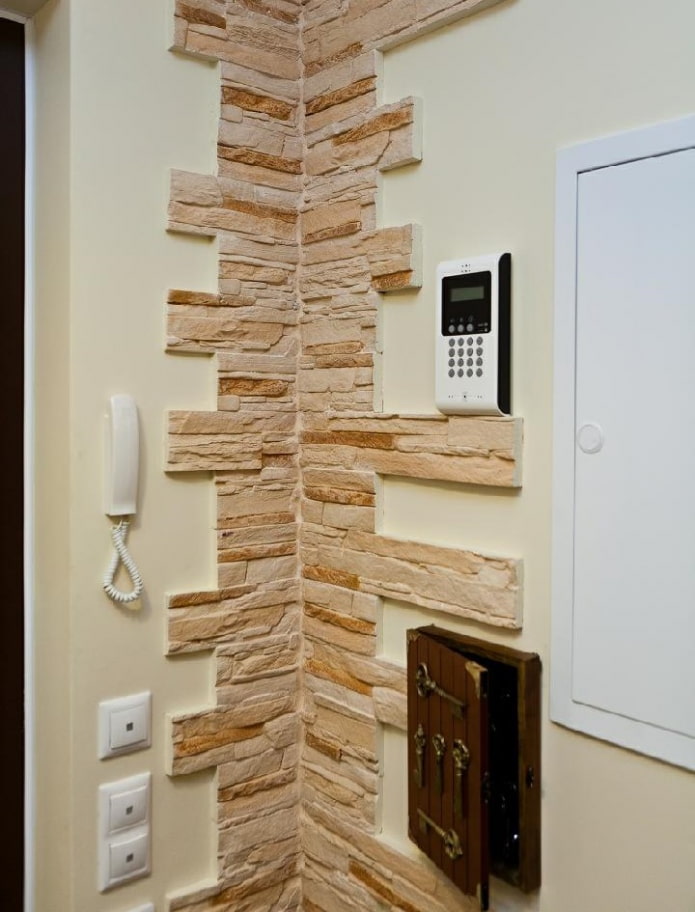 gipstegels in de hoek van het interieur