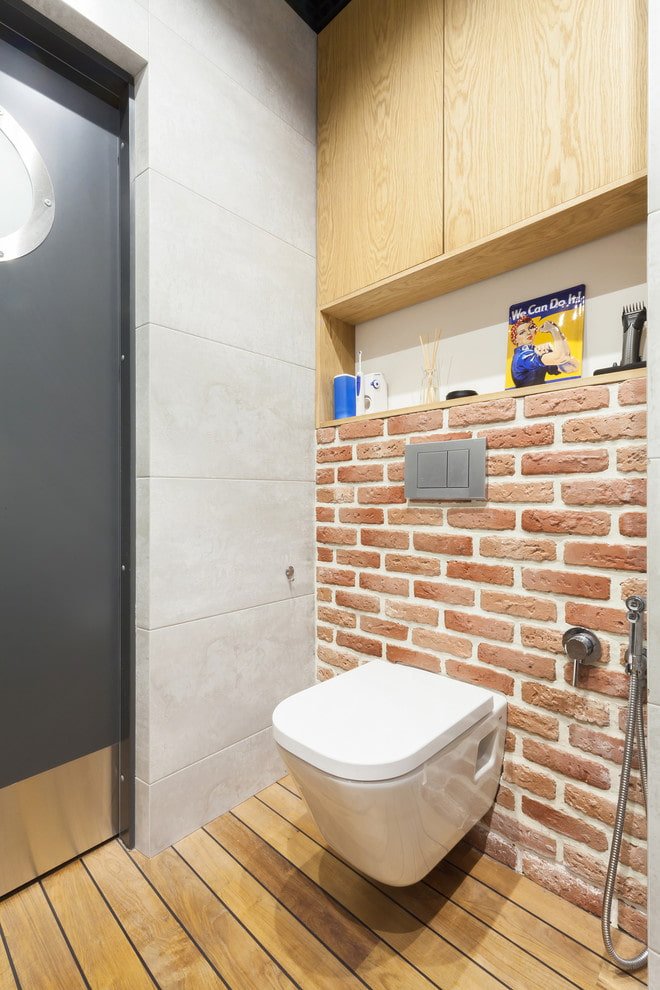 gipstegels in het toiletinterieur