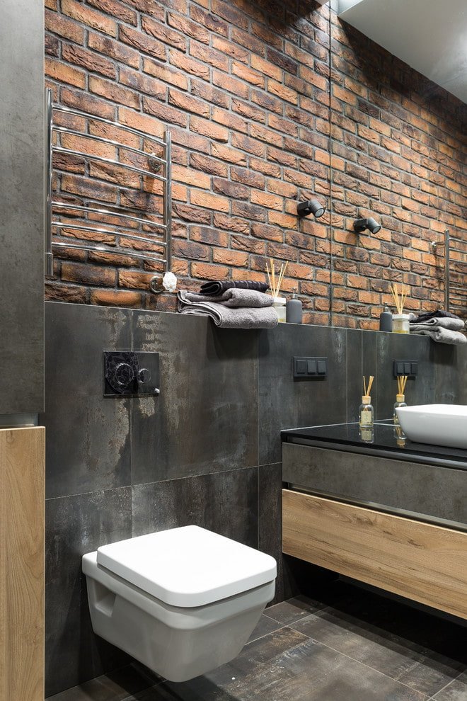 gipstegels in het toiletinterieur