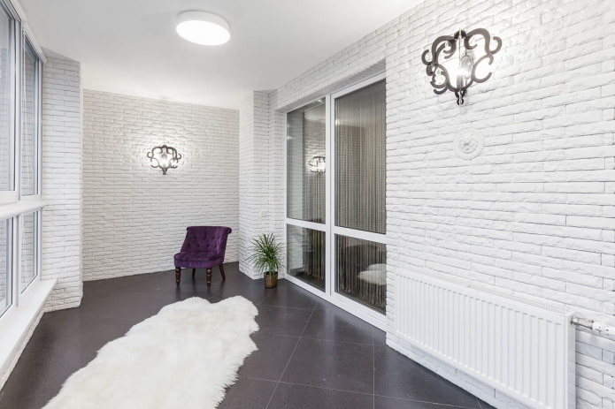 gipstegels in het balkoninterieur