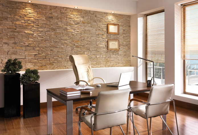beige gipstegels in het interieur