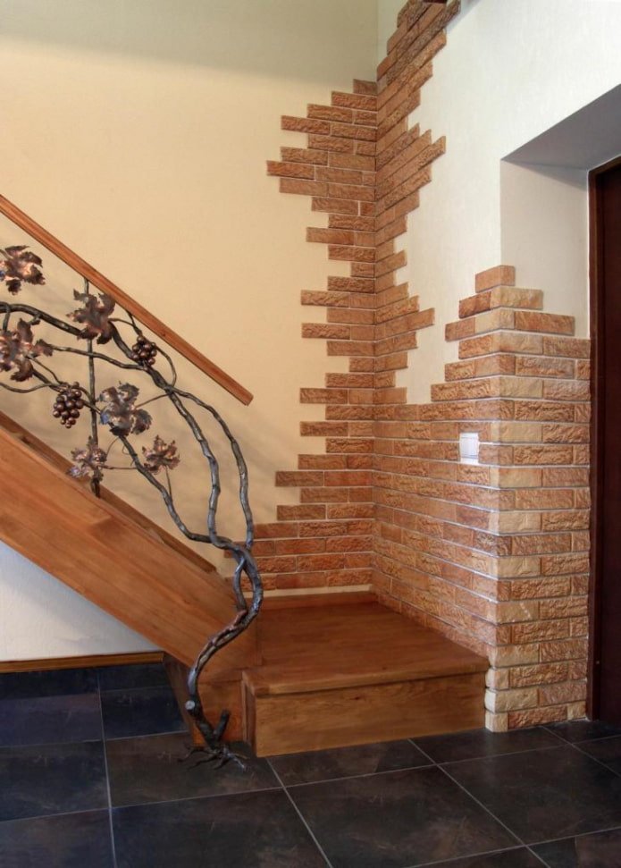 gipstegels in de hoek van het interieur