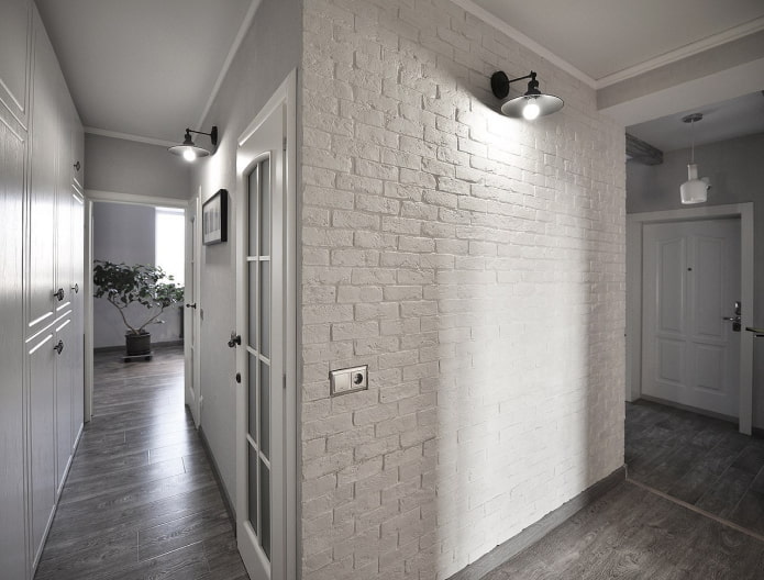 gipstegels van baksteen in het interieur